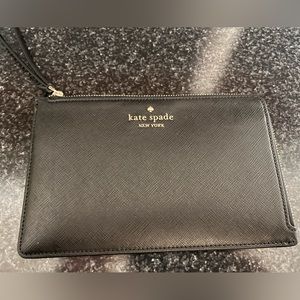 Kate Spade L-shape medium wristlet. Black.